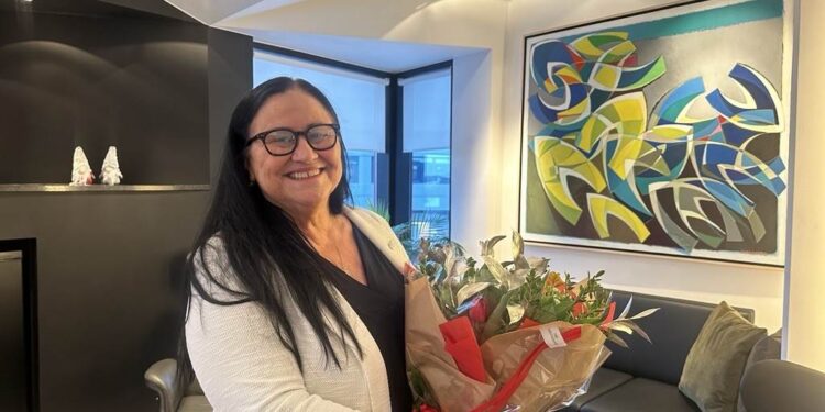 Sigurjón Arnórsson og Hreiðar Ingi Eðvarðsson aðstoða Ingu Sæland