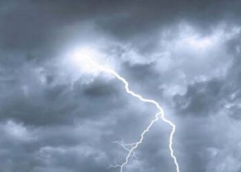 Himininn logar af eldingum í Hveragerði – Eldingu laust niður