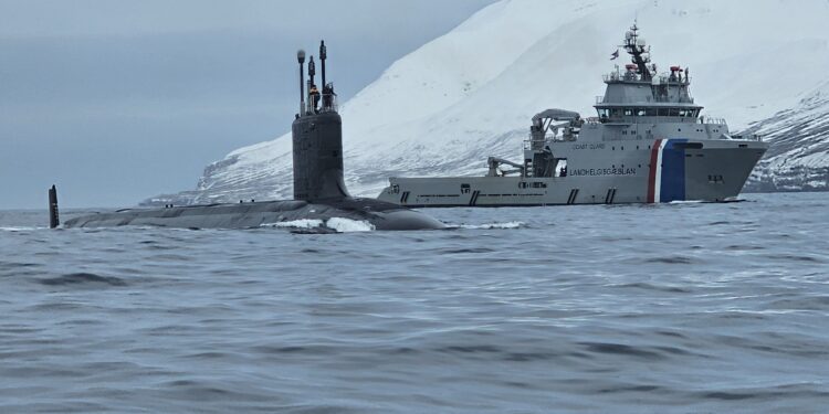 Kjarnorkuknúinn bandarískur kafbátur á Íslandi