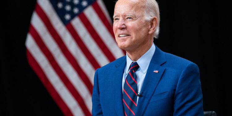 Stórfelldar falsanir á undirskrift Joe Biden á forsetatilskipunum