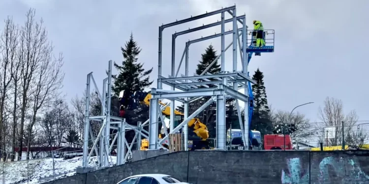 Göngu­brú yfir Sæbraut að rísa