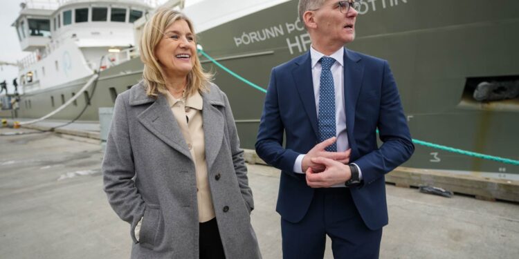 Atvinnuvegaráðherra afhenti nýtt hafrannsóknaskip