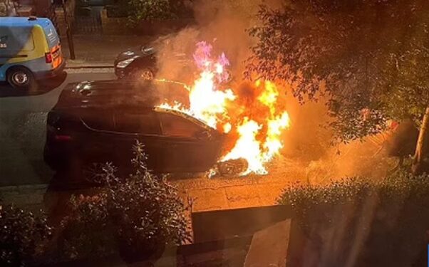 FALLEGIR UNGIR “LEIGU-MENN“ KVEIKJA Í EIGNUM STARMERS