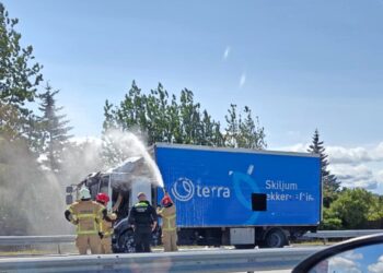 Eldur í flutningabíl – Langar biðraðir og allt stopp