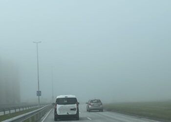 Svartaþoka yfir miðborginni – Þykkur þokubakki við ströndina