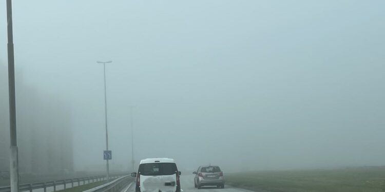 Svartaþoka yfir miðborginni – Þykkur þokubakki við ströndina