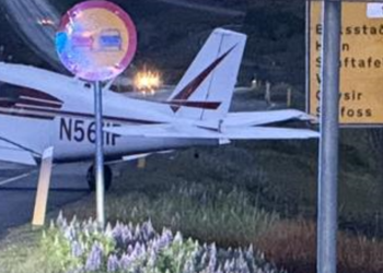 Flugvél nauðlenti á Suðurlandsvegi – flakið flutt í skýli