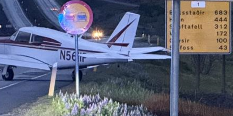 Flugvél nauðlenti á Suðurlandsvegi – flakið flutt í skýli