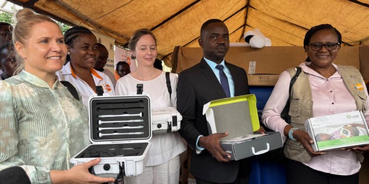 Lækningatæki afhent í Úganda