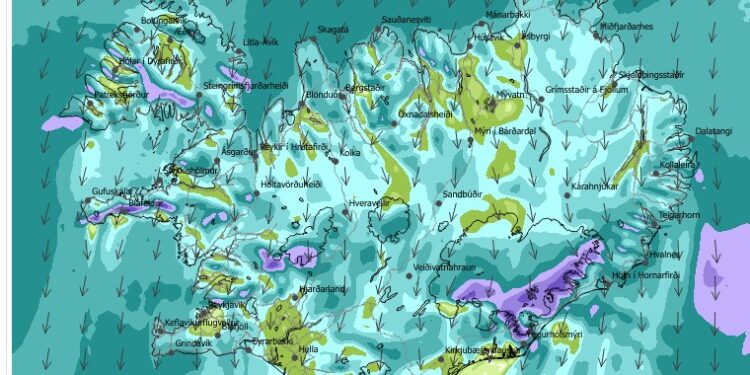 Víða slydda eða snjókoma til fjalla og köld norðlæg átt