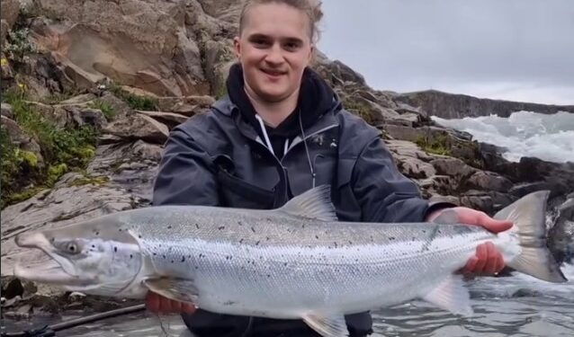 Tólf laxar á fyrsta degi í Urriðafossi