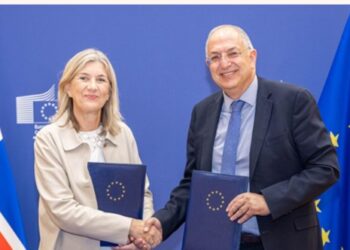 Borðdama færir kómizar Blá-Gyllta-Brussel-Möppu