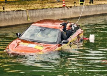 Ef bíll fer á kaf í vatn eða sjó hvernig sleppur maður út?
