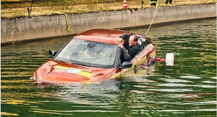 Ef bíll fer á kaf í vatn eða sjó hvernig sleppur maður út?