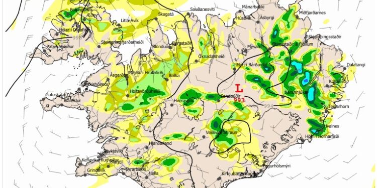 Norðvestan átt 5-13 m/s og rigning eða súld
