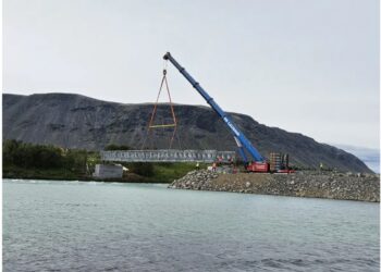 Bráða­birgða­brú hífð á Ölfusá með stærsta krana lands­ins