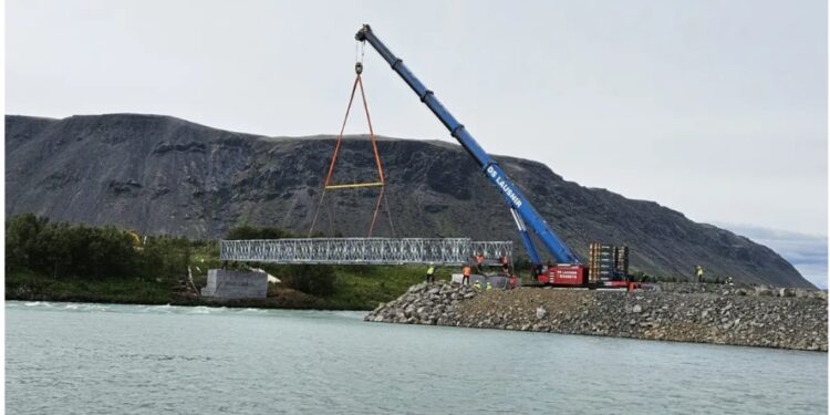 Bráða­birgða­brú hífð á Ölfusá með stærsta krana lands­ins
