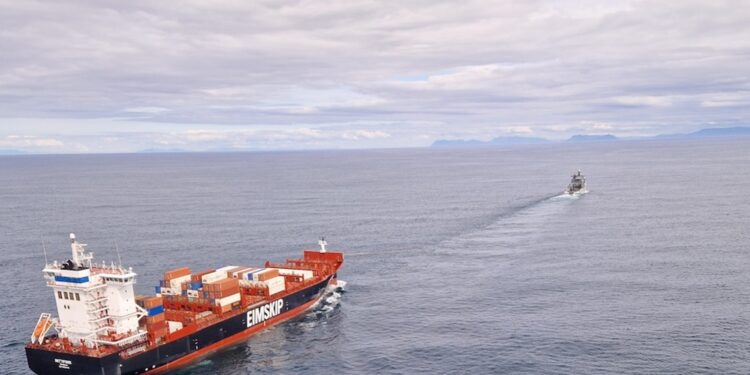 Varðskipið Freyja og flutningaskipið Dettifoss eru væntanleg