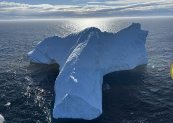 75 metra hár borgarísjaki blasti við áhöfninni á TF-EIR