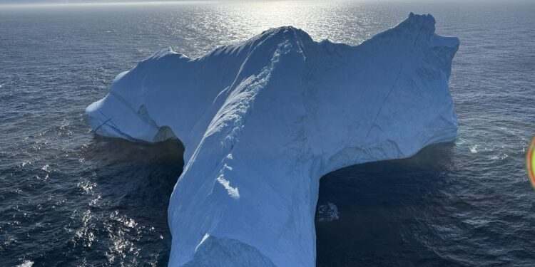 75 metra hár borgarísjaki blasti við áhöfninni á TF-EIR
