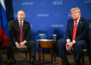 Karlmenn takast í hendur í Alaska …