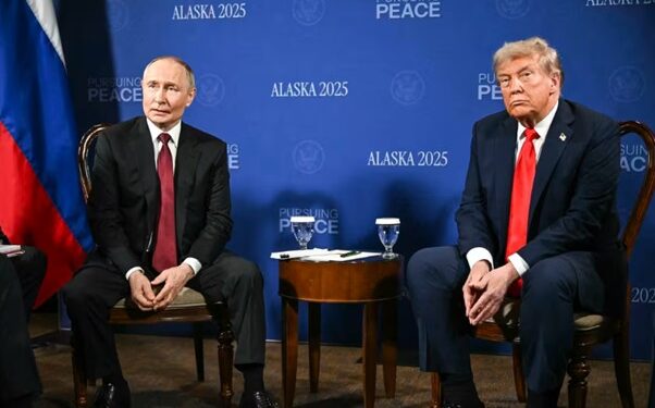 Karlmenn takast í hendur í Alaska …