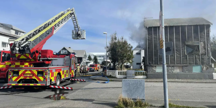 Eldur í húsi í miðbænum