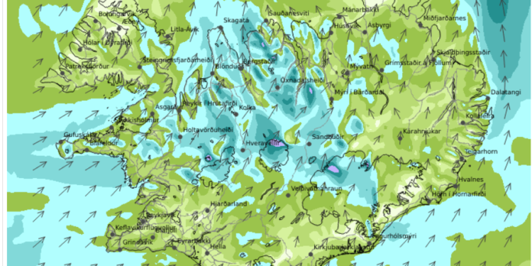 Víða kaldi eða stinningskaldi og skúrir