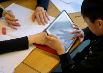 Á að banna eða notkun síma og snjalltækja í skóla- og frístundastarfi?