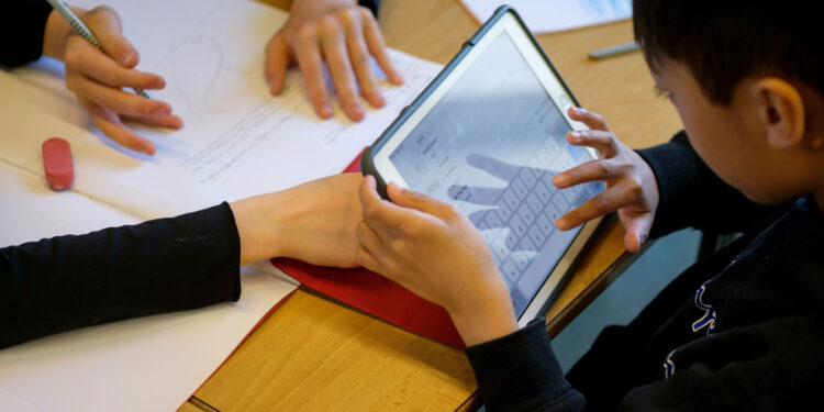 Á að banna eða notkun síma og snjalltækja í skóla- og frístundastarfi?