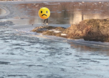 Barn í lífshættu á þunnri íshellu