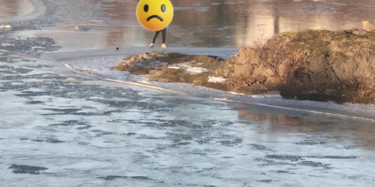 Barn í lífshættu á þunnri íshellu