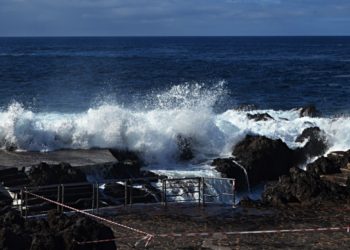 Þrír látnir vegna mikils öldugangs á Tenerife