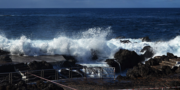 Þrír látnir vegna mikils öldugangs á Tenerife