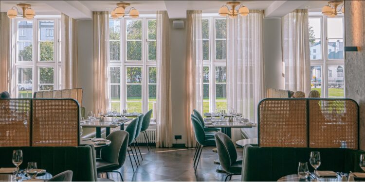 Jólahlaðborð Hjá Jóni við Austurvöll: Einstök upplifun í hjarta borgarinnar