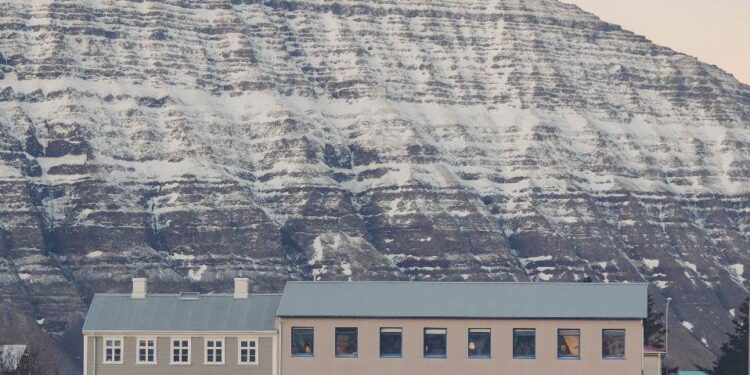 Langtímasamningur við Lýðskólann á Flateyri