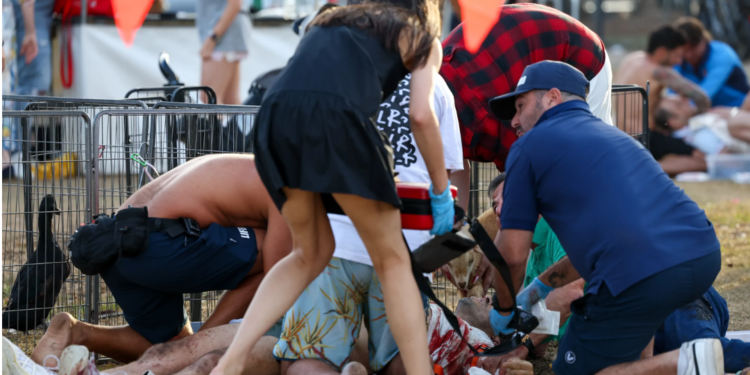 Tíu eru látnir eftir skotárás á Bondi-strönd