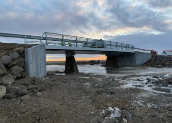 Byggja brú með trefjaplasti – Varanleg og hagkvæm lausn
