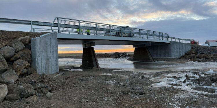 Byggja brú með trefjaplasti – Varanleg og hagkvæm lausn