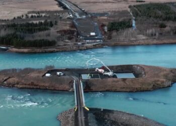 Grunnur steyptur að undir­stöð­um Ölfusár­brúar