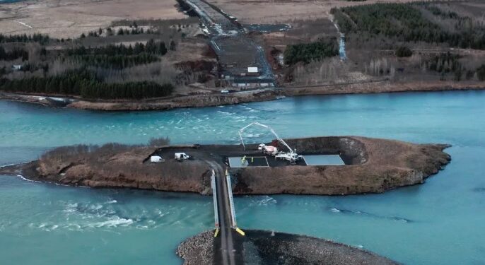Grunnur steyptur að undir­stöð­um Ölfusár­brúar