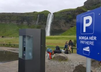 Hver leyfði aðgangsgjald að náttúruperlum?