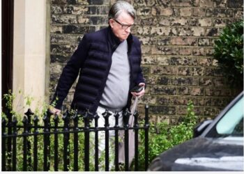 Peter Mand­el­son hand­tek­inn