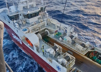 Slasaður sjómaður sóttur langt á haf út – Myndband