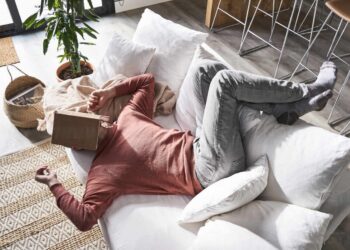 Svaf á bókasafni og neitaði að vakna – lögreglan skarst í leikinn