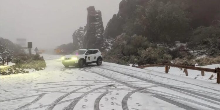 Veðurviðvörun á Tenerife, stormur og snjór – vinsælum ferðamannastað lokað